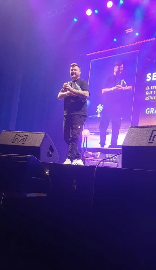 Juanjo riendo en el escenario